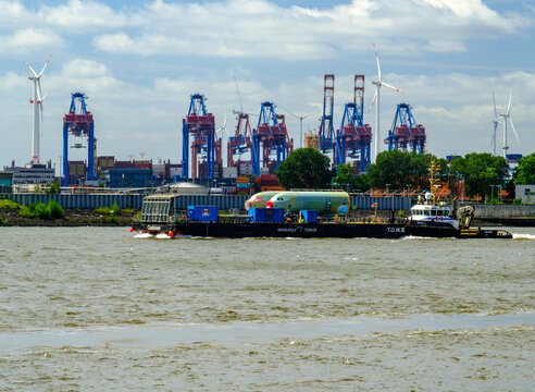 Hamburg, DEUTSCHLAND &ndash; 08.07.2026: Der Schlepper WULF 4 der Reederei WULF im Hamburger Hafen mit einem Ponton auf dem Flugzeugteile der Firma AIRBUS verladen sind.