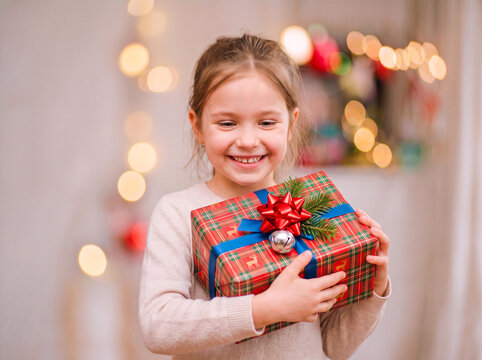 enfant avec un cadeau dans les bras