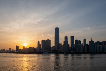 Obraz premium Modern Skyline at Sunset - Cityscape Reflection