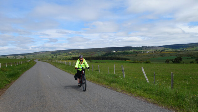 En v&eacute;lo sur la Cham des Bondons au pied du Mont Loz&egrave;re. Florac - Loz&egrave;re - Occitanie	