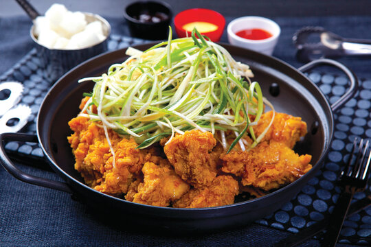 Korean fried chicken topped with shredded green onion padak