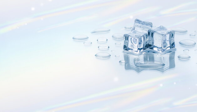 Melted ice cubes with water splashes on soft white rainbow background 柔らかいホワイトレインボーの光の中に広がる溶けた水と爽やかな氷のキューブ