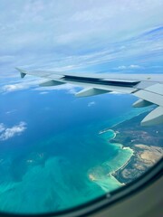 Naklejka premium Aircraft wing flying over caribbean islands