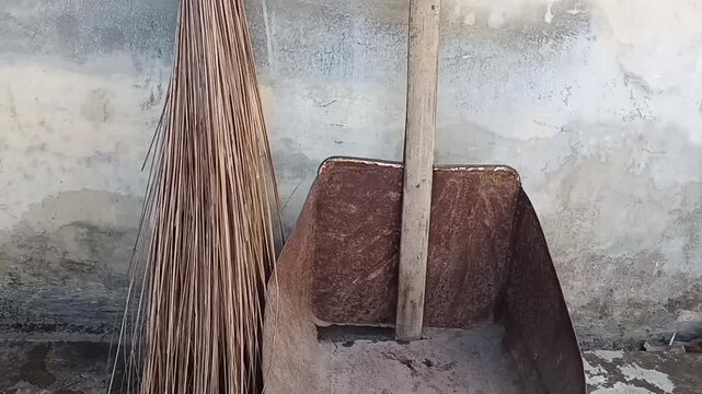 Peralatan kebersihan tradisional Berupa sapu lidi dan serok 