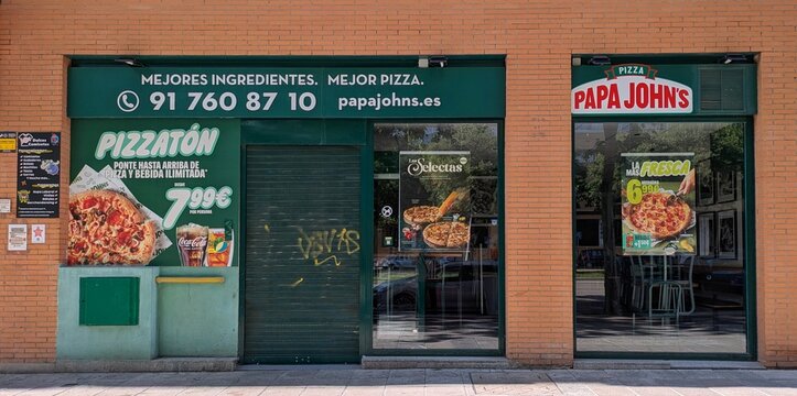 Fachada de un restaurante de pizza Papa John's, con la persiana met&aacute;lica de la puerta bajada, en Madrid, Espa&ntilde;a, 17 de mayo de 2026