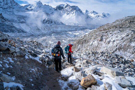 Dos senderistas en alta monta&ntilde;a, yendo al campamento base del Everest, en Nepal.