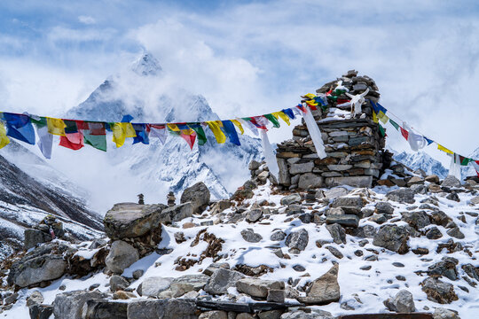 Paso alto de monta&ntilde;a, adornado con una estupa de piedra y banderitas budistas, en los himalayas, camino al monte everest. En Nepal.