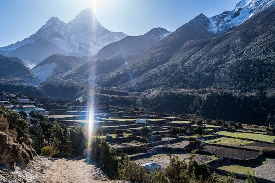 Vistas de los pueblos rurales de la regi&oacute;n de los himalayas, en Nepal. Valle lleno de terrazas de cultivos y actividad agr&iacute;cola.