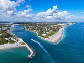 Obraz premium Boat headed back to port from the Atlantic Ocean at Jupiter Inlet in Palm Beach County, Florida.