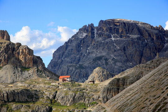 Langkofel, R&uuml;ckseite mit Langkofelh&uuml;tte, Gebirgsstock in den Dolomiten, Italien, Europa 