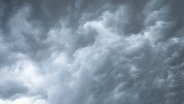 
Ciel d'orage aux nuages gris et mena&ccedil;ant. Jour d'automne de mauvais temps et de vent annon&ccedil;ant le tonnerre et la pluie.
