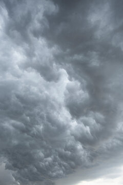Ciel d'orage aux nuages sombres et mena&ccedil;ant. Jour d'automne de vent et mauvais temps annon&ccedil;ant le tonnerre et la pluie.