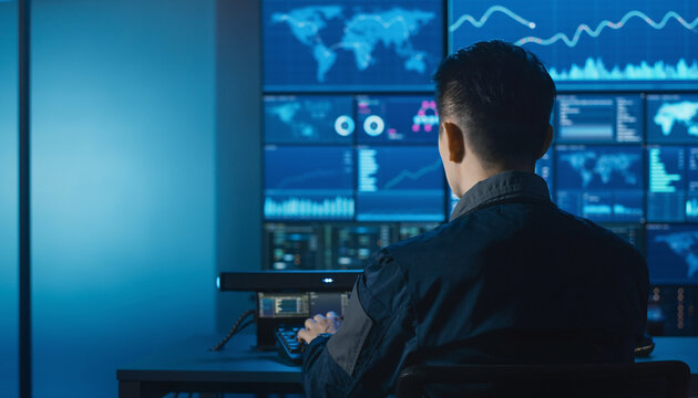 ネットワーク監視センターでダッシュボードを確認するエンジニア