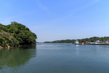 Fototapeta premium 浦戸諸島の野々島と寒風沢島の間にある寒風沢水道（日本宮城県）