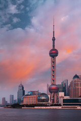 Obraz premium Oriental Pearl Tower at sunset, Shanghai skyline