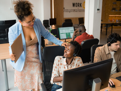 Supervisor praising her worker at office 
