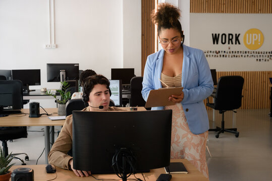 Supervisor evaluating call center worker 