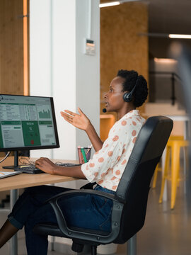 Customer support agent talking to client at office 