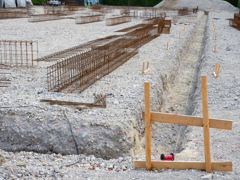 Baustelle - Vorbereitung Grundmauer und Bodenplatte - Erdarbeiten, Fundamentgraben, Schnurger&uuml;st, Bewehrung