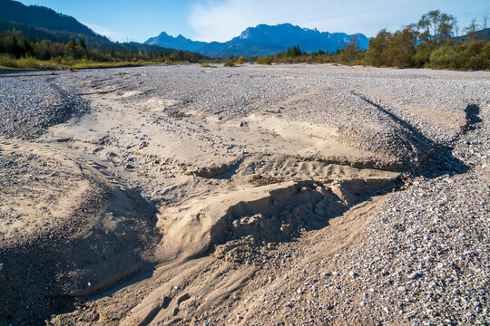 Kompletter Trockenfall der Isar, deren Wasser bei Kr&uuml;n in einem Kanal zum Walchensee abgeleitet wird und das Restwasser bei Wallgau unter einer meterdicken Kiesschicht versickert.