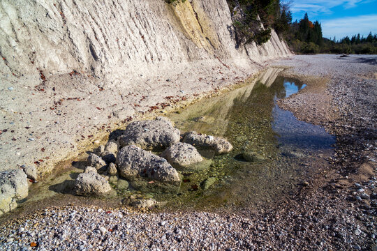 Kompletter Trockenfall der Isar, deren Wasser bei Kr&uuml;n in einem Kanal zum Walchensee abgeleitet wird und das Restwasser bei Wallgau unter einer meterdicken Kiesschicht versickert.