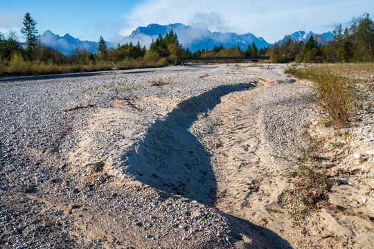 Kompletter Trockenfall der Isar, deren Wasser bei Kr&uuml;n in einem Kanal zum Walchensee abgeleitet wird und das Restwasser bei Wallgau unter einer meterdicken Kiesschicht versickert.