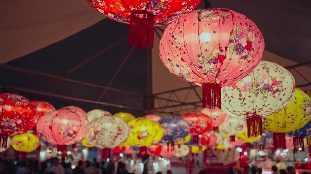 台湾祭で飾られている鮮やかな提灯