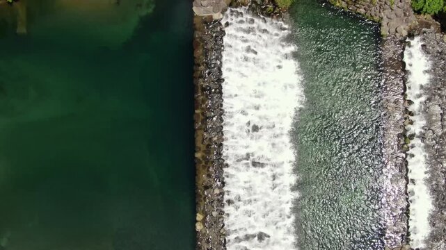 河川の堰を真俯瞰で空撮 水が流れるインフラ風景
