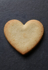 Obraz premium Heart-shaped cookie on dark background