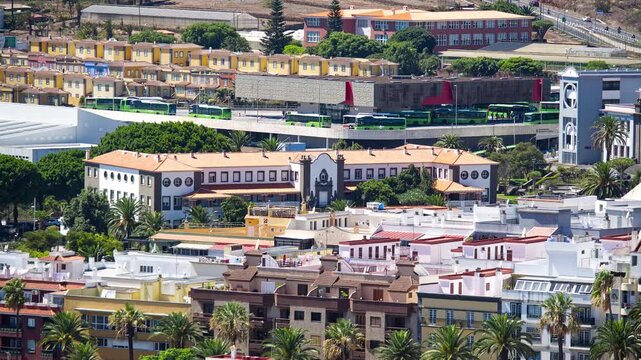 Direkt im Vordergrund davor ist das historische Hauptgeb&auml;ude der Universidad de La Laguna (ULL) zu sehen. Dahinter der zentrale Busbahnhof Intercambiador de Transportes de La Laguna -  Kamera-Zoom.