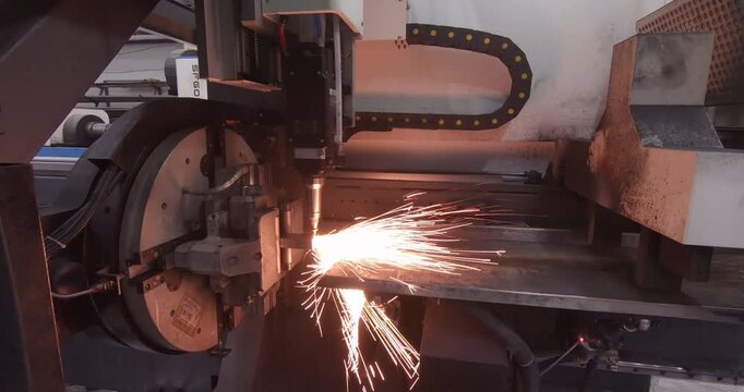Automatic cutting of metal profiles in production.