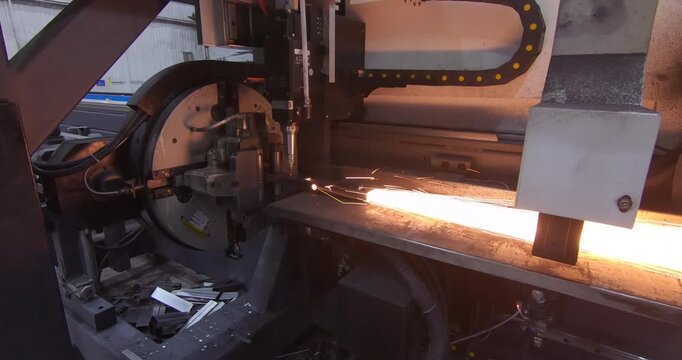 Automatic cutting of metal profiles in production.
