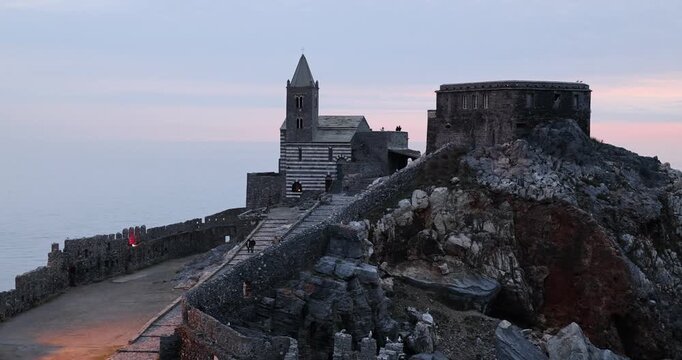 Vista della storica chiesa di San Pietro, arroccata sulle scogliere rocciose della costa ligure, con muri in pietra e vista sul mare, a Porto Venere, in Liguria (Italia).
