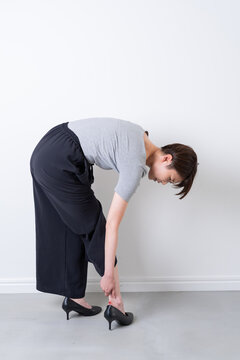 パンプスで靴擦れする女性・特殊メイク