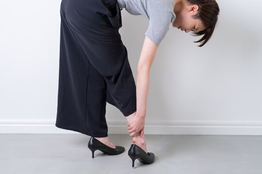 パンプスで靴擦れする女性・特殊メイク