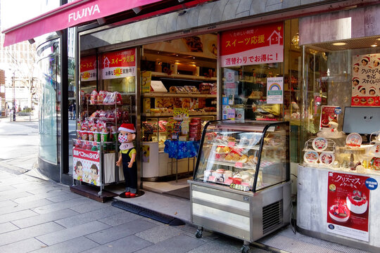東京日本，2020年12月4日：銀座の街路，都会のゴージャスな街並みの様子