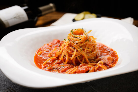 Tomato spaghetti pasta with marinara sauce
