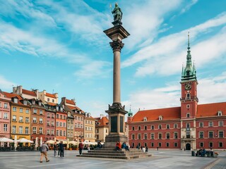 Obraz premium Sigismunds column and royal castle in the old town of warsaw, poland