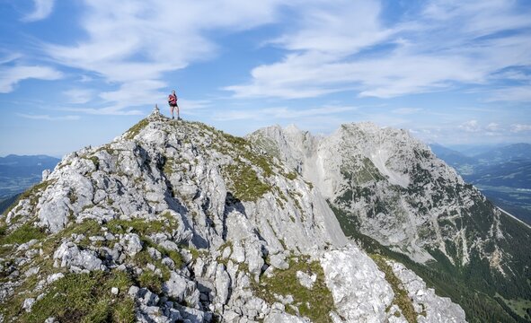 Mountaineer on a ridge path, traversing the Hackenk&ouml;pfe, behind summit, Scheffauer, rocky mountains of the Kaisergebirge, Wilder Kaiser, Kitzb&uuml;hler Alps, Tyrol, Austria