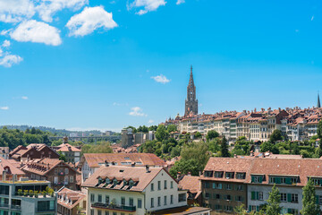 Obraz premium Panoramic view of Bern old town from Rose Garden Rosengarten, capital city of Switzerland. Scenic landscape with Aare River loop and Bern Cathedral Minster tower, famous Europe travel destination