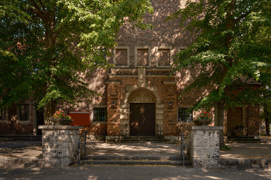 Westportal der denkmalgesch&uuml;tzten evangelische Pfarrkirche "Zur frohen Botschaft" in Berlin-Karlshorst mit Freitreppe, Blumen- und Reliefschmuck - Inschriften retuschiert