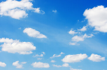Obraz premium White clouds in blue sky