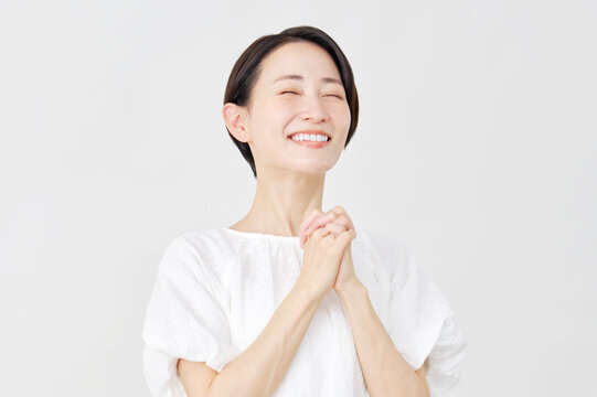 祈るミドルエイジ女性　白背景