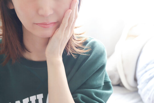 歯の痛みを感じる女性