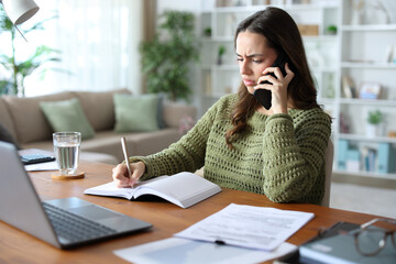 Plakat Annoyed teleworker talking on phone and checking agenda