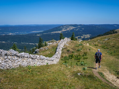Station m&eacute;t&eacute;o et radar au sommet du Mont de la D&ocirc;le dans le Jura