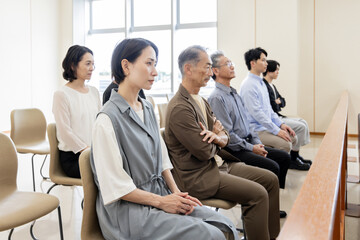 Obraz premium 法廷の傍聴席で裁判を見守るさまざまな世代の人々