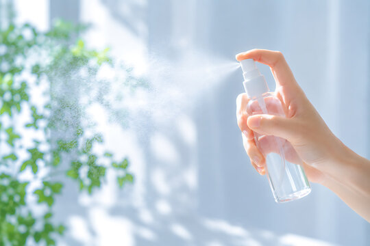 冷感ミストをスプレーする手元