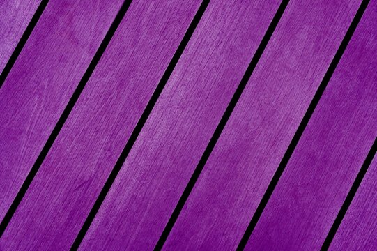 Lila diagonale Holzbretter als fr&ouml;hlicher Hintergrund