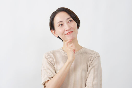 想像する女性　ミドルエイジ　白背景